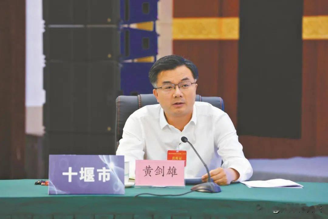 时隔半月，熊征宇空缺得以补位，十堰黄剑雄跨市接任。

生于1971年的黄剑雄，履