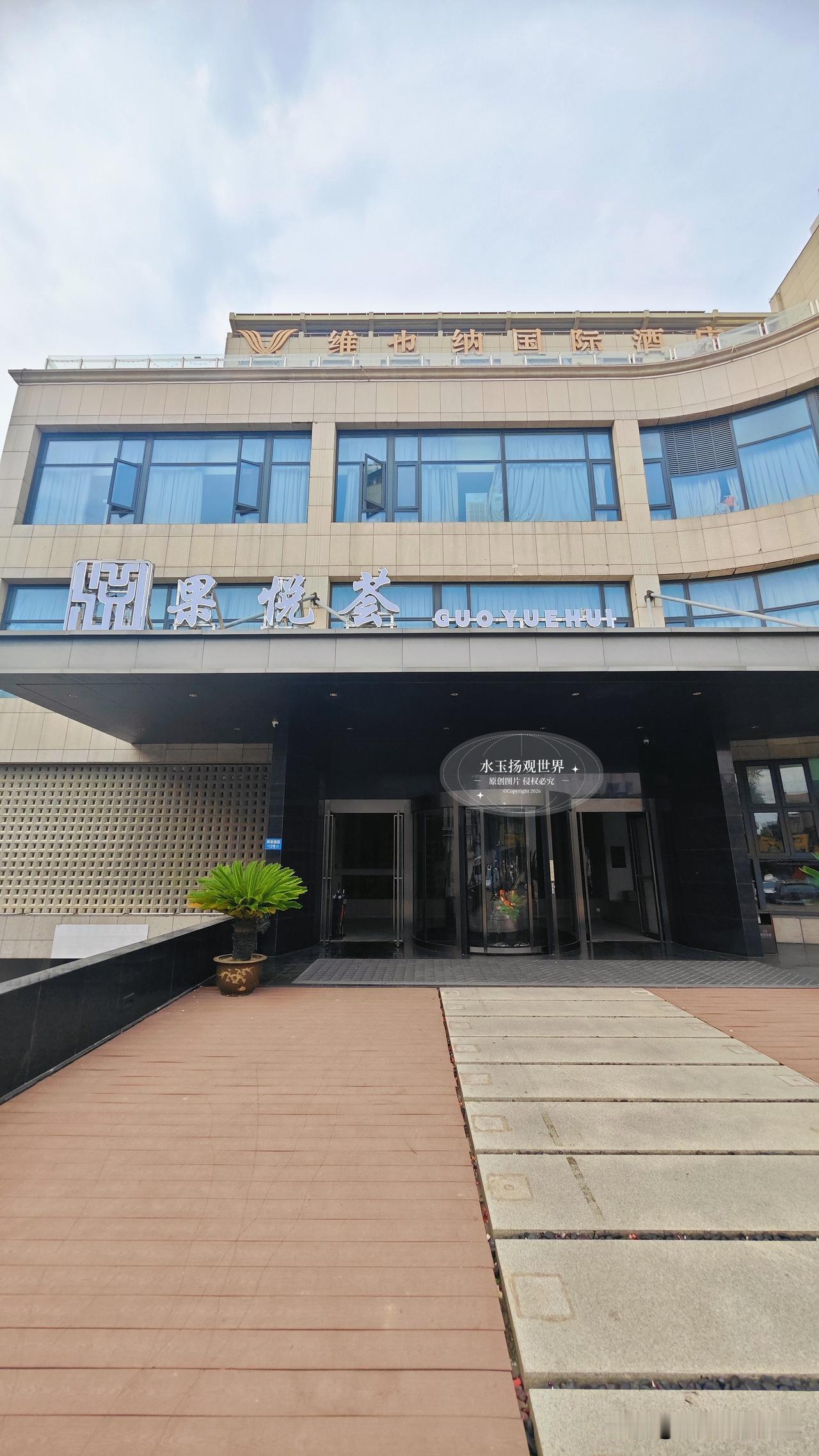 在来盛泽之前，我一直以为这座绸都的故事，只藏在先蚕祠的古戏台、老街的石板路里面。