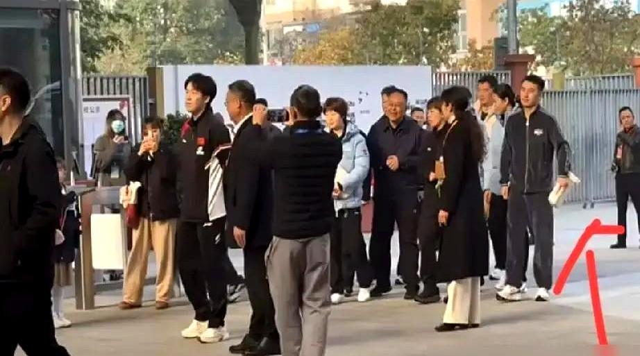 王楚钦夺冠了，但那个凌晨两点陪他的人却没人知道。

大家都盯着王楚钦2025年拿