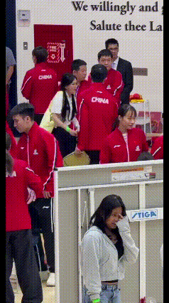 在洛杉矶的最后一天了，
国乒全体又参加了中美乒乓交流的活动。
这次大合照时，莎头