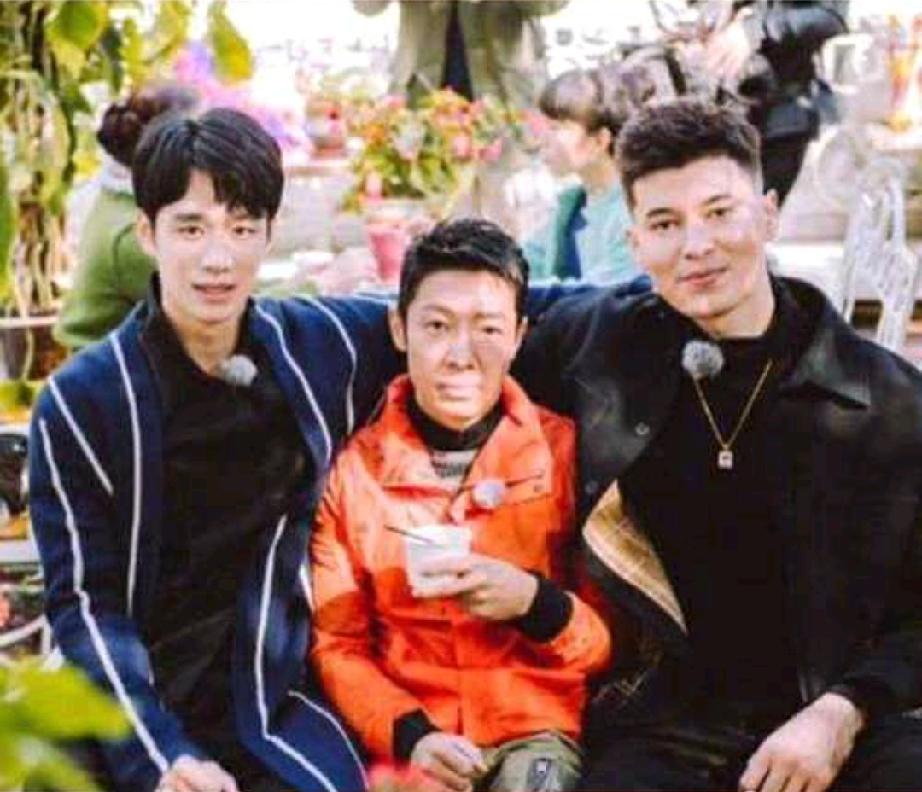 镜头中的刘昊源朗目疏眉，英武帅气；篮球运动员阿杜布沙拉木身高修伟，琼林玉树；置身