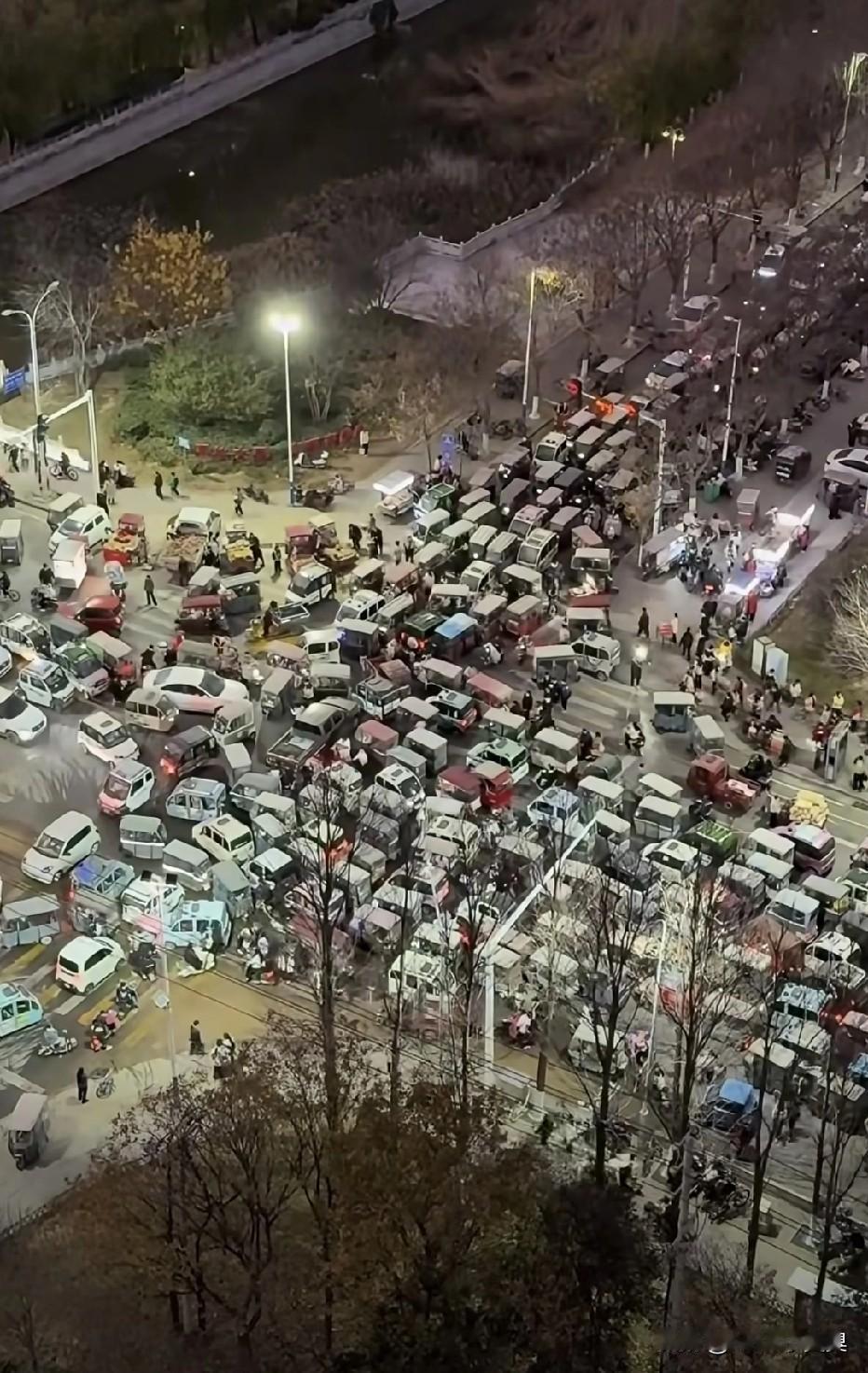 如果你是交警这个局怎么破？
怎么快速疏导交通！[灵光一闪]