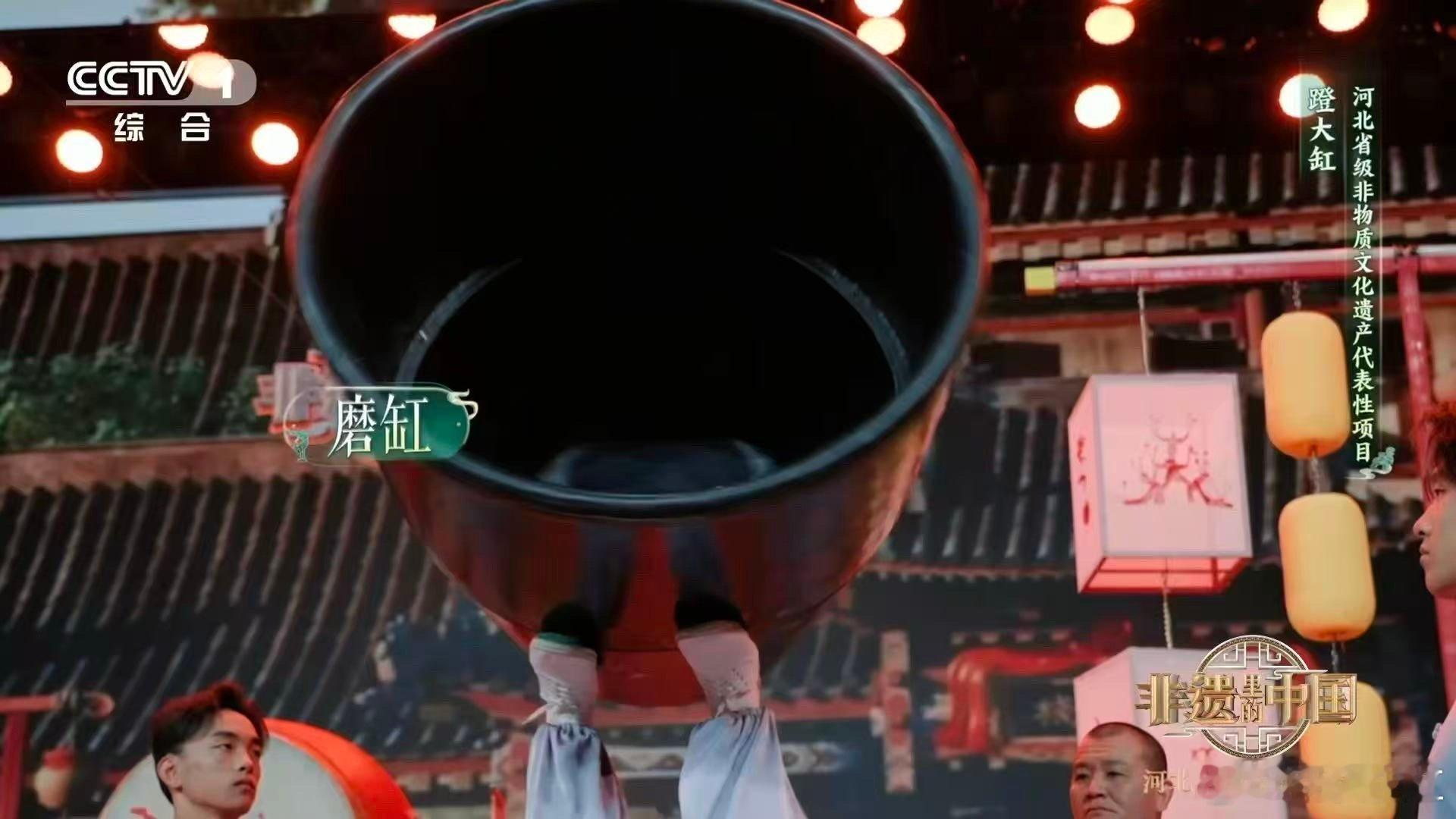 新浪娱乐[超话]女子蹬起百斤大缸转转转看呆了 非遗文化让人大开眼界！吴桥女传承人