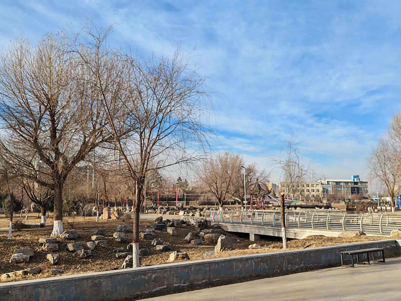 北国风光，寒冬艳艳，蓝天让人暂时忘却冷和冻窗外。