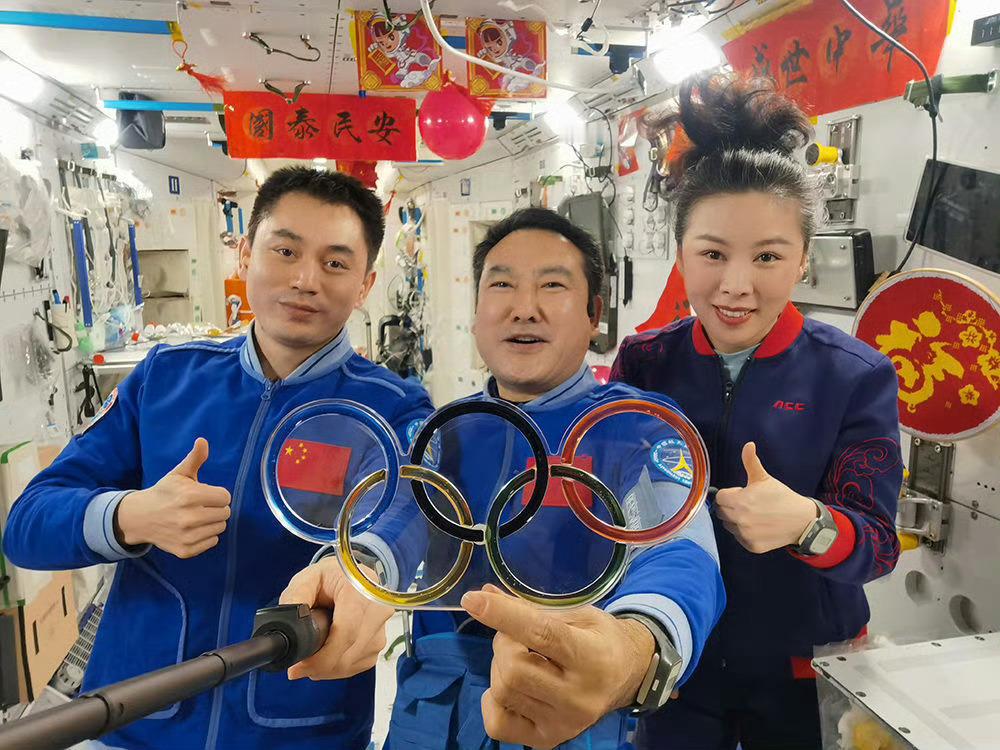 #奥运会# 神舟十三号乘组任务期间，在空间站与奥运五环合影！ ​​​
