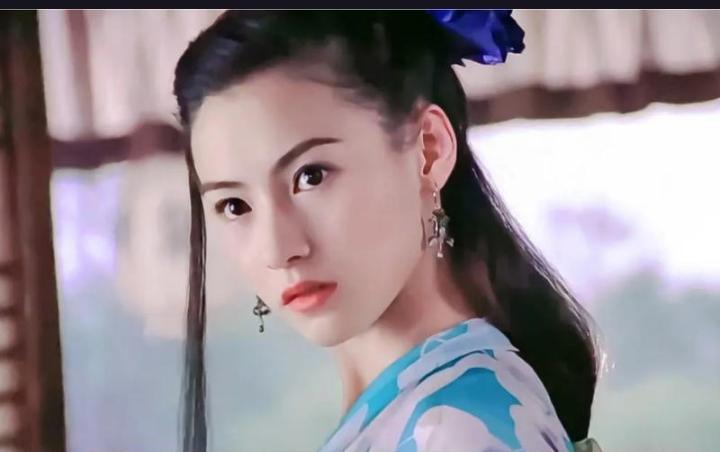 先说演技。18岁出道，《喜剧之王》里一句“不上班你养我啊”封神，那一滴眼泪看哭多