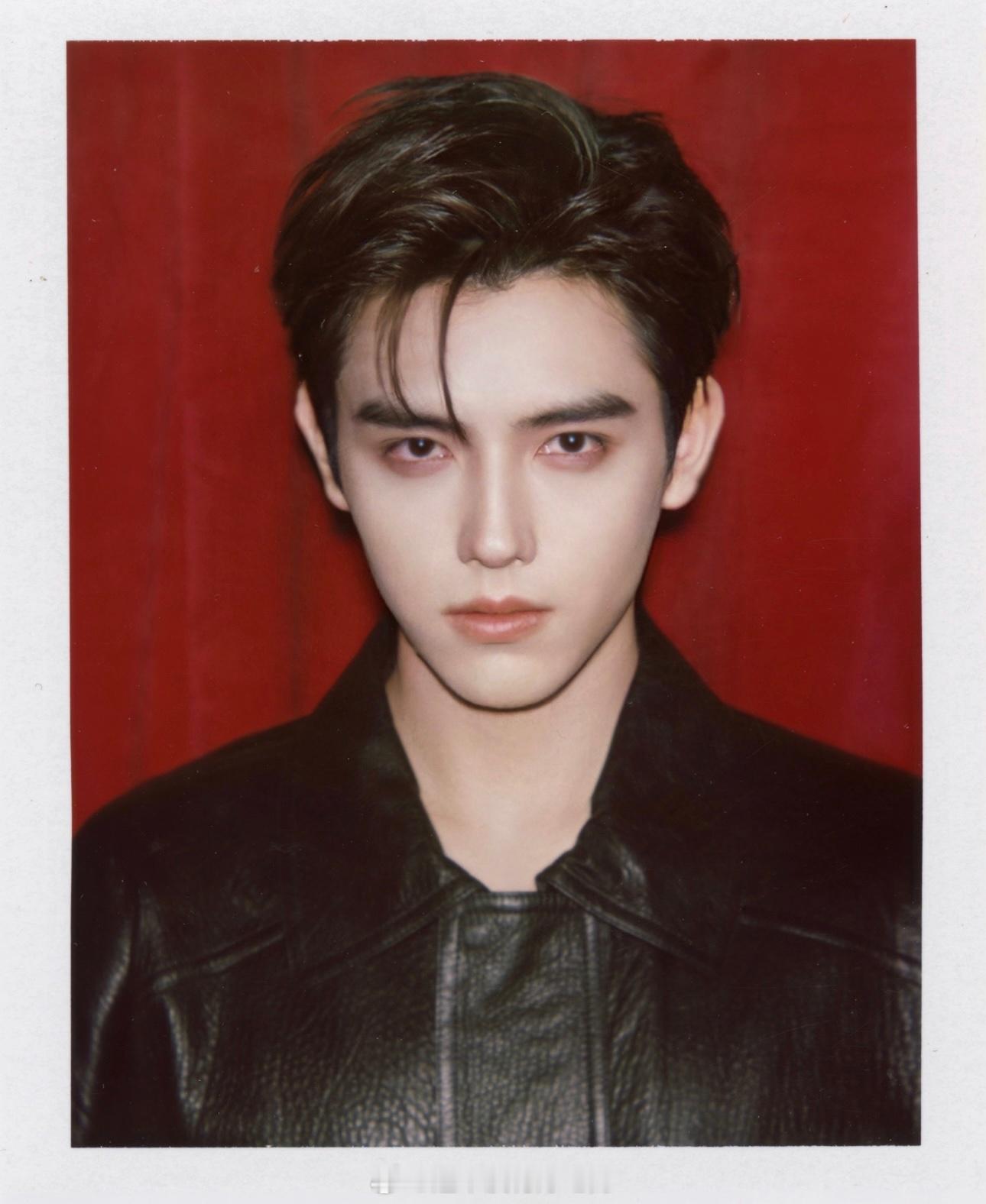 陈飞宇生日撕拉片营业好伟大的神颜，撕拉片男神太帅了再次祝飞宇生日快乐陈飞宇陈飞宇