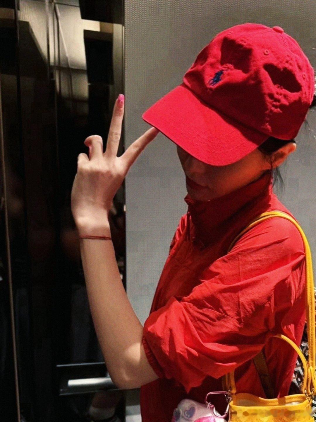 唐嫣棒球服营业造型，满屏的大长腿[老师爱你][老师爱你] ​​​