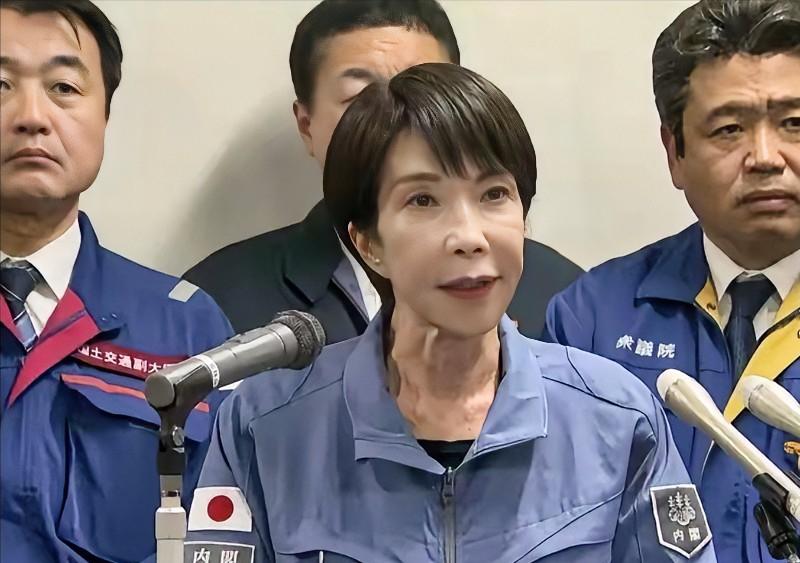 高市早苗亲自出面反咬一口！

中国海军辽宁舰航母编队在宫古海峡以东海域开展舰载战