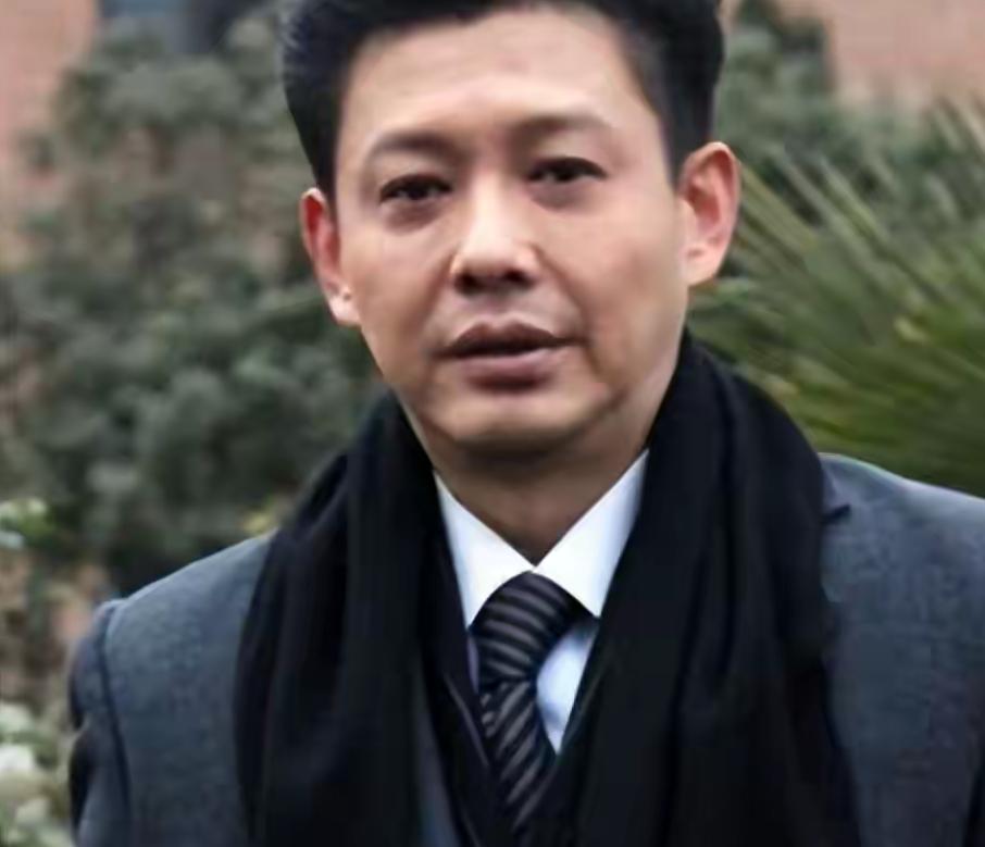 与董卿分手后娶小20岁娇妻，62岁婚姻幸福成人生赢家
娱乐