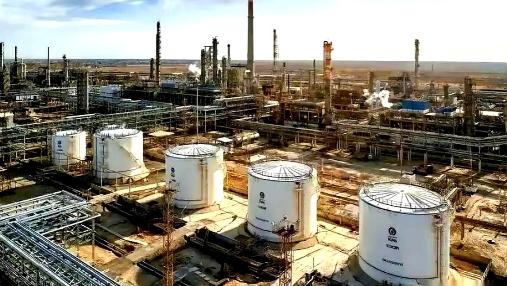 哈萨克斯坦的石油，有个毛病。家门口就是全世界最大的买家——中国，但它偏要把八成的