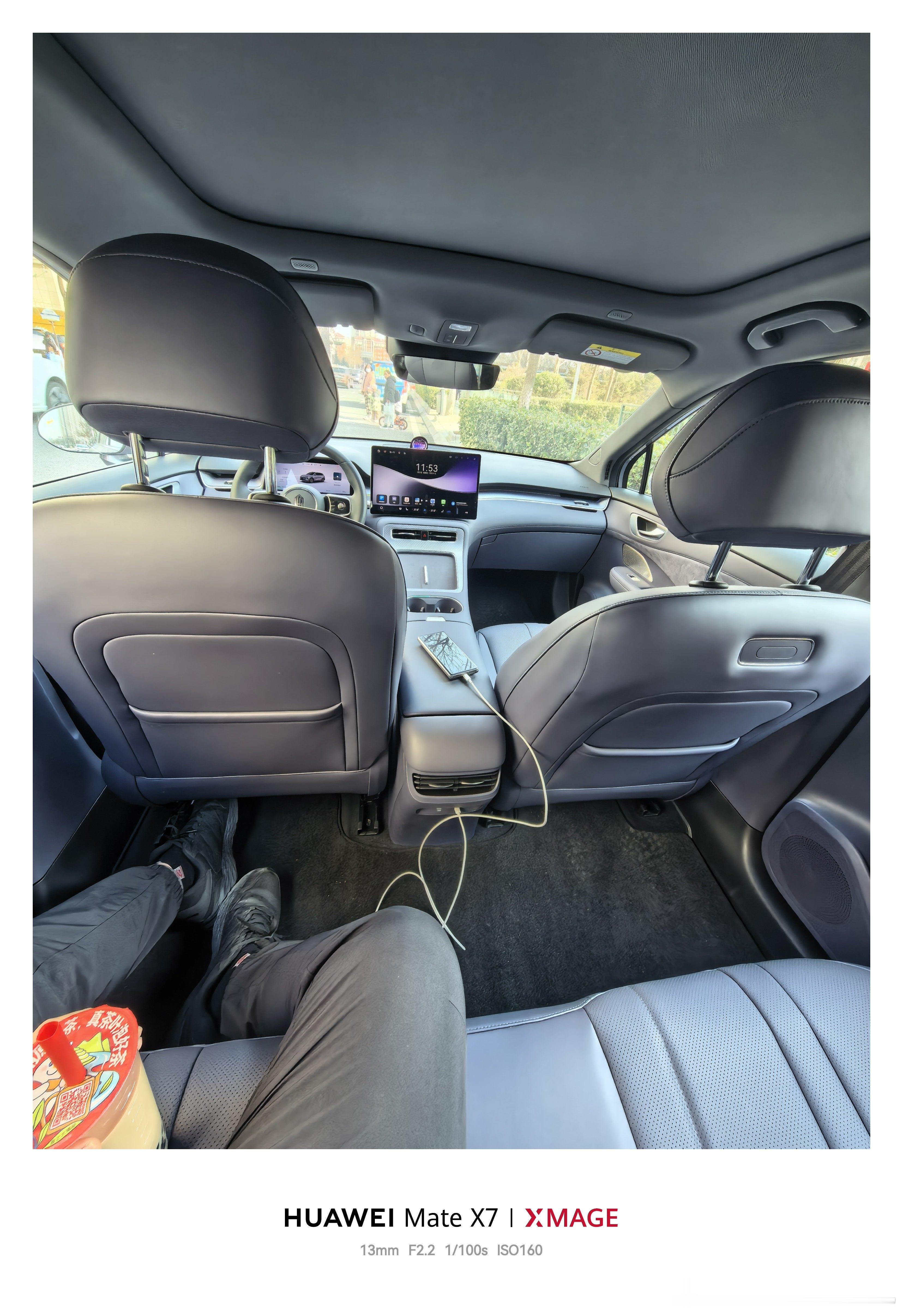 尚界h5 的二排空间很充裕，二郎腿，葛优瘫都没问题，量了一下，至少后一臂的空间，