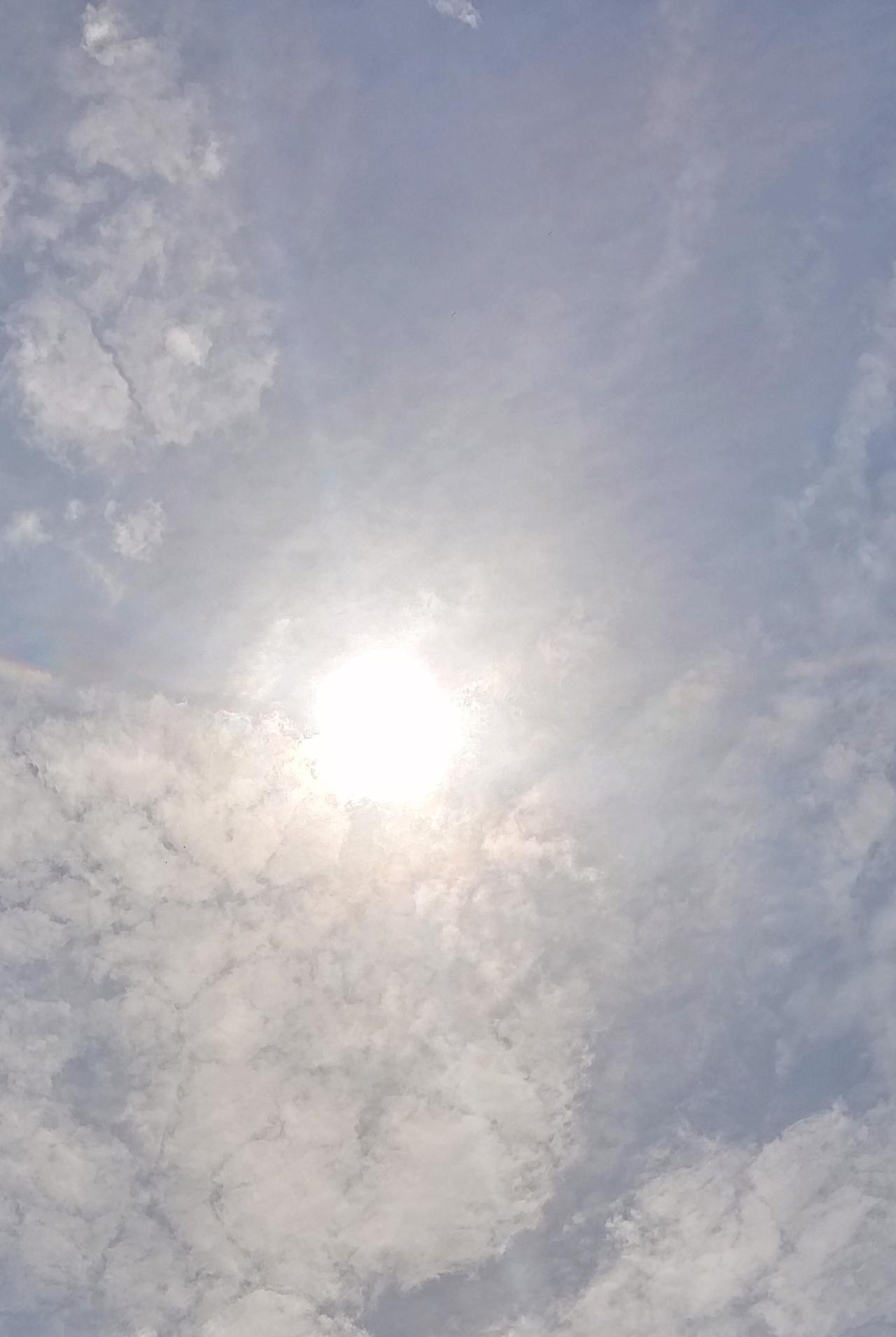 阳光洒满云层，照亮整个天空那金色的阳光如同璀璨的丝线，轻柔地穿梭于云层之间，为洁