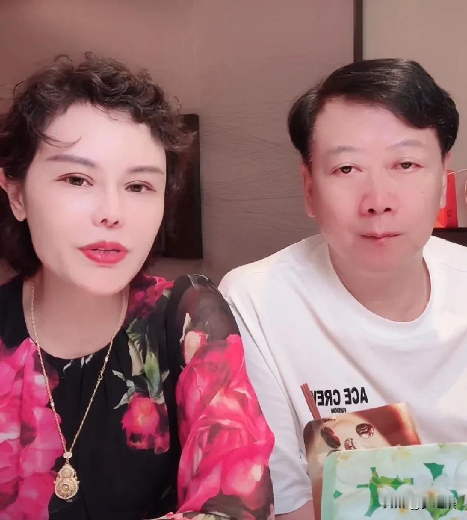 他一共娶了三个女人，每个女人都给他生了两个孩子，现在一共六个孩子了，四个女儿，两