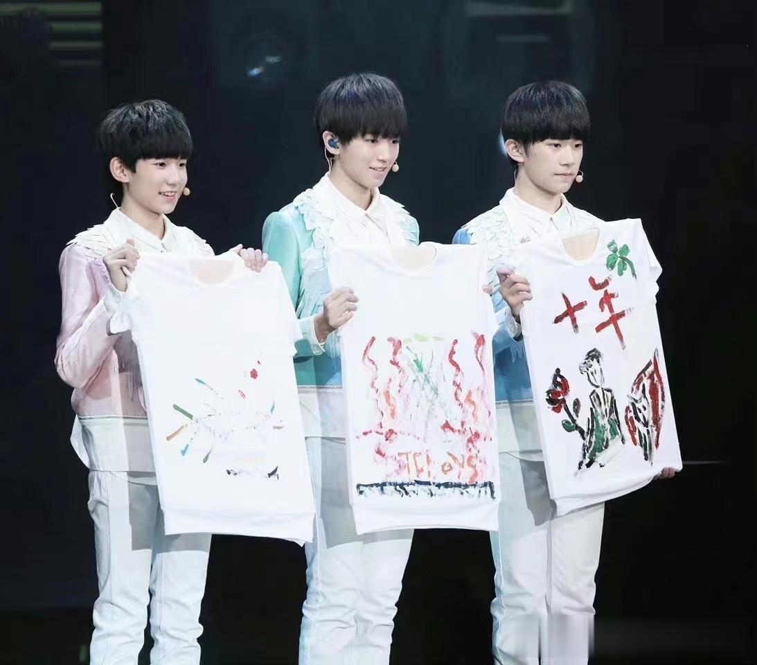 TFBOYS10周年演唱会灯牌曝光，仅一个手机大小，一个比一个离谱。

当大家还