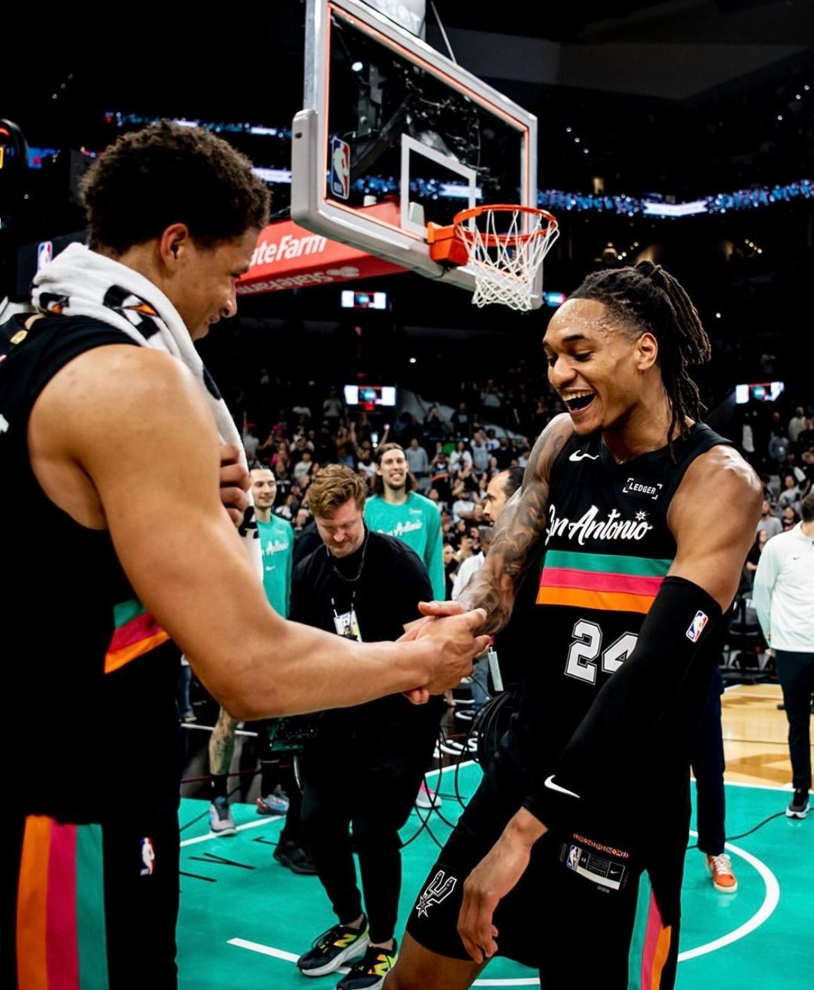 晚安马刺 种子破土前总在黑暗中生长，追梦路上别怕跌撞。晚安刺蜜明天见晚安心语 ｜