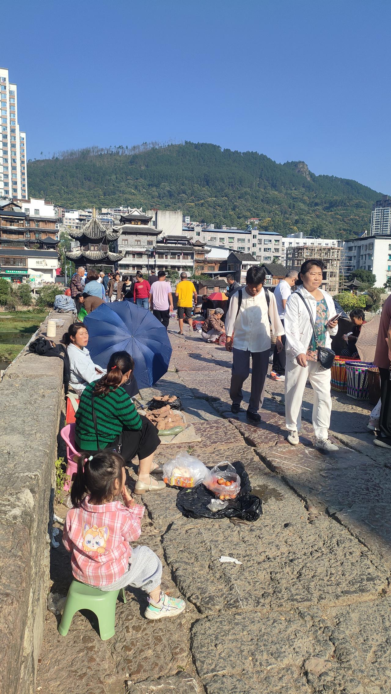 古桥上的市井生活。石阡的启灵桥是一座古桥，桥面上的青石板路面被时间磨得光滑油亮，