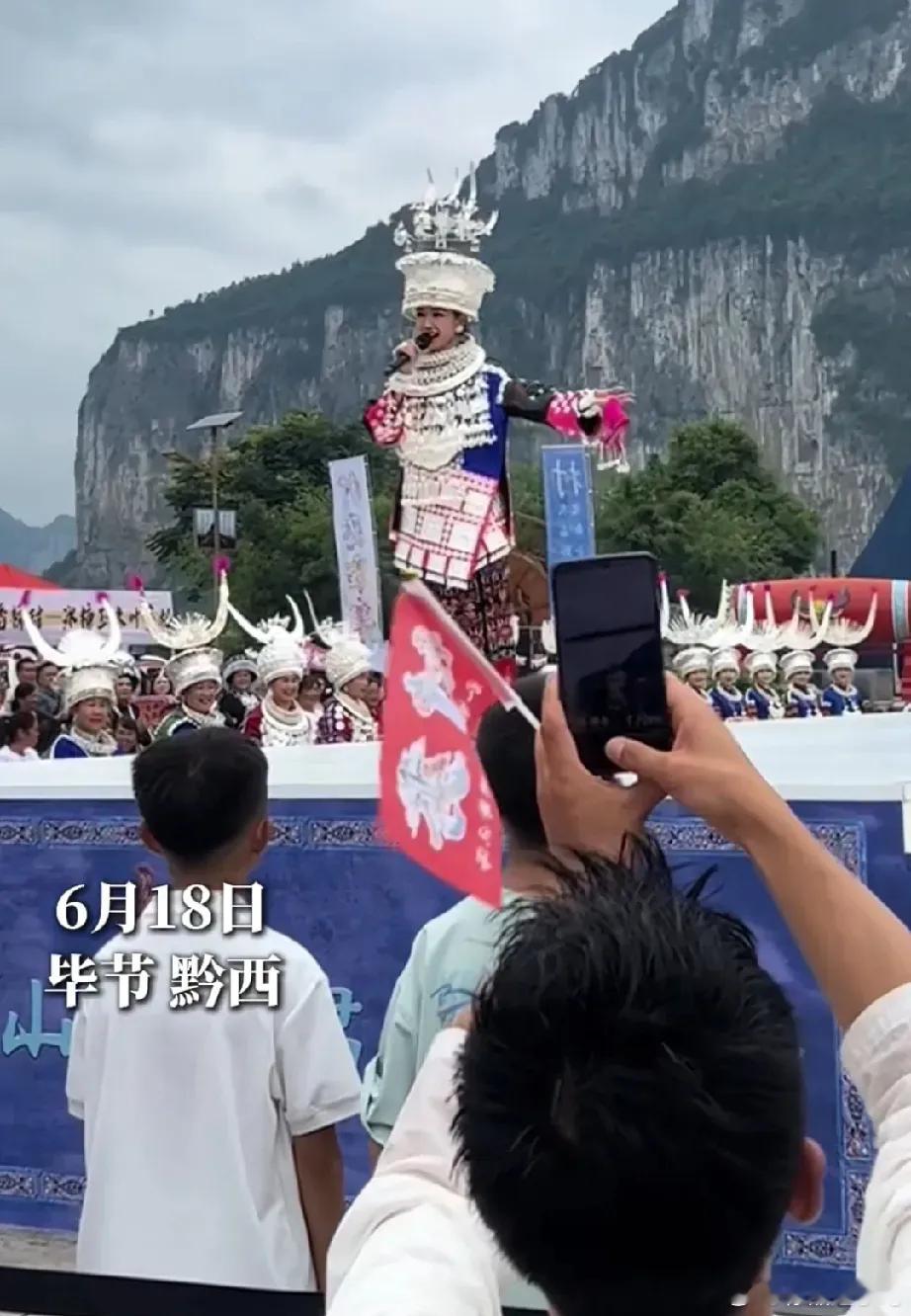 毛晓彤身着苗族服饰，现身贵州毕节，为拍摄《乌蒙深处》忙碌着。 她那招牌式的甜美笑