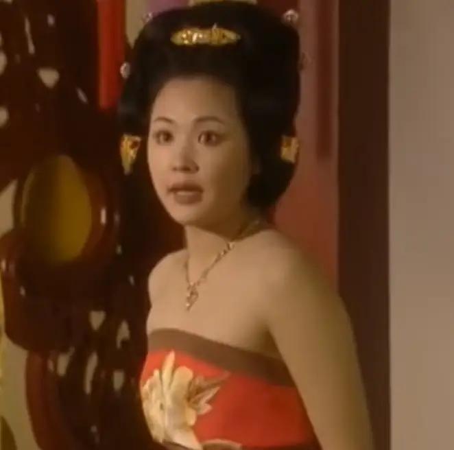 隋朝宣华夫人被逼殉葬，石棺坠入地宫水池将被淹没时，棺底忽被凿透。一只手伸进来，急