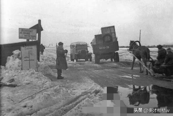 1941年运行在列宁格勒生命之路上的苏联交通工具不仅有汽车和马车。

实际上亦有