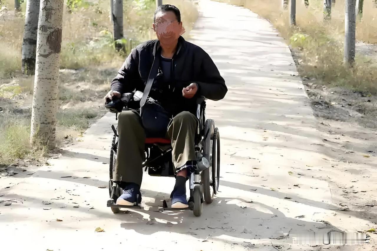 太无情！河北武邑，妻子抛弃3岁儿子离家出走后，男子又当爹又当妈将儿子养大。谁料，