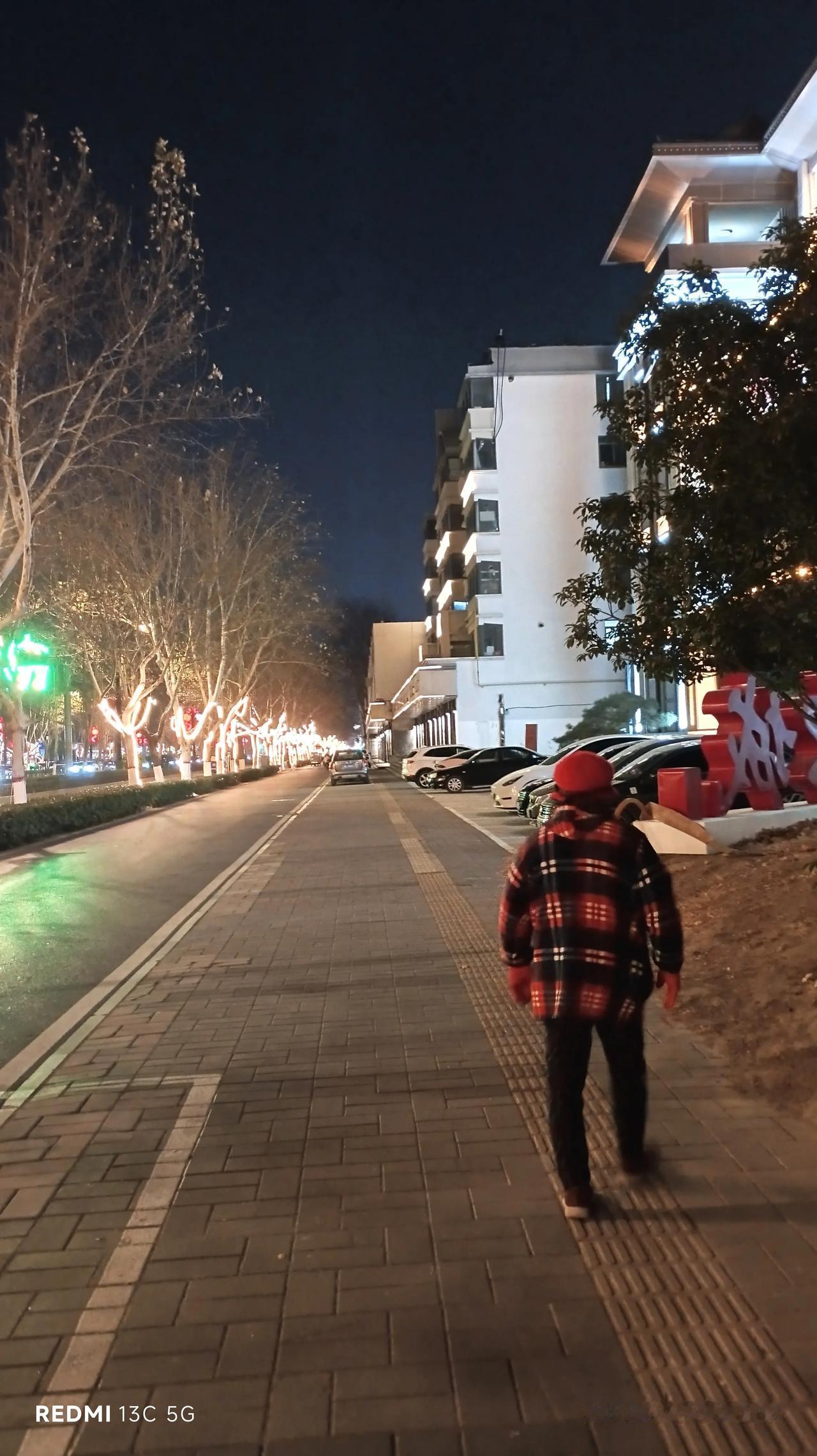 这里是开封市大梁路夜景。开封市大梁路位置在开封市城西，东西走向，东边衔接大梁门，