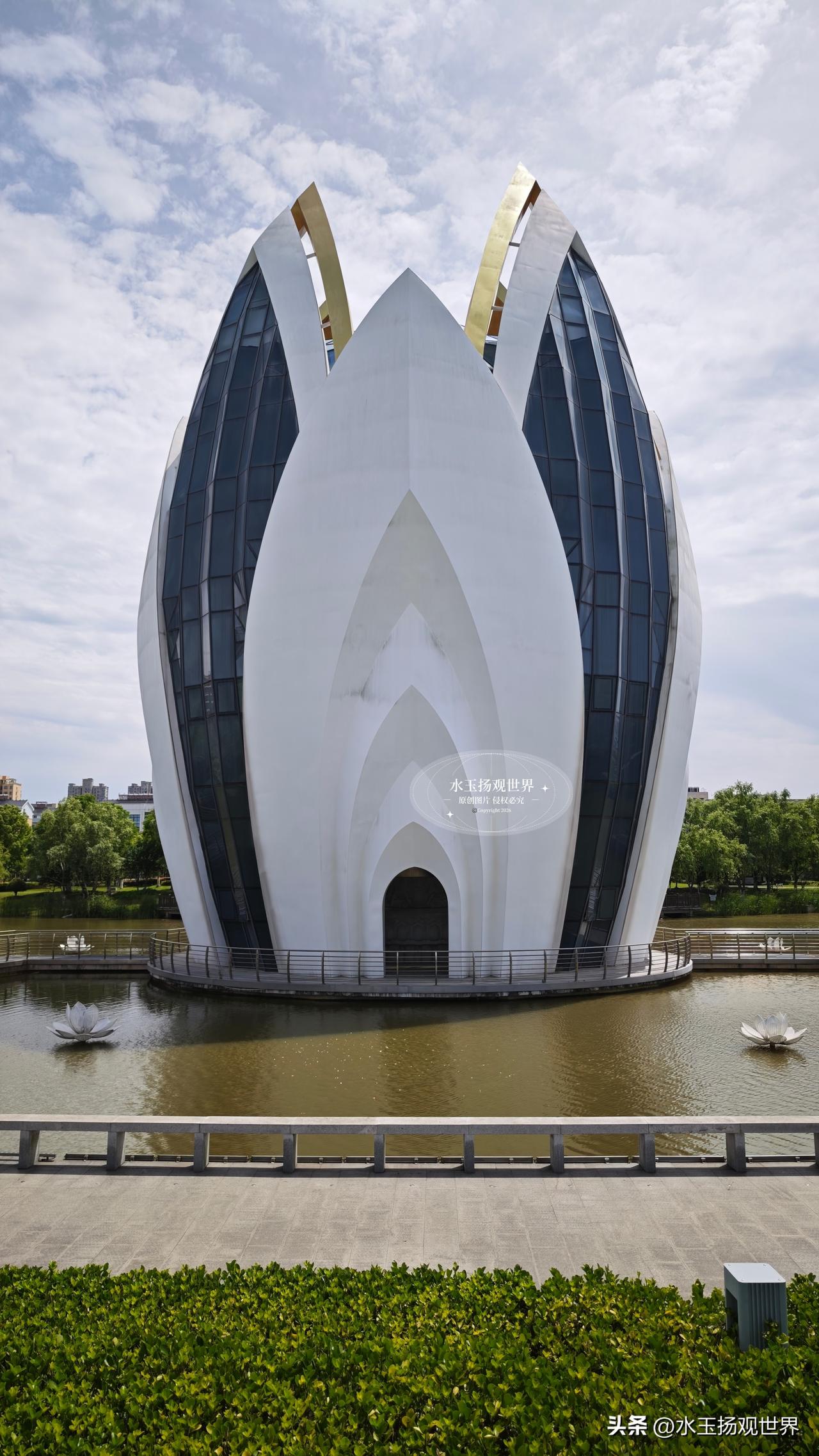 在启东城区的东南角，灵秀公园如一枚温润的碧玉，嵌在城市的烟火与禅意之间。它不似名