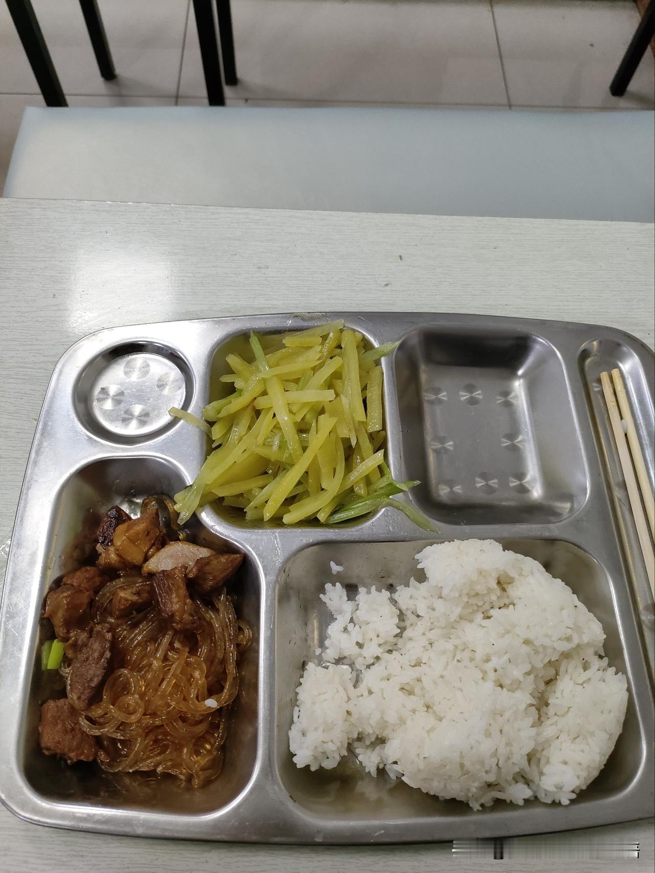 今天能量屋做完12点的课程，出来时，一位大姐姐端着我的红烧肉饭说：“给你留着呢，