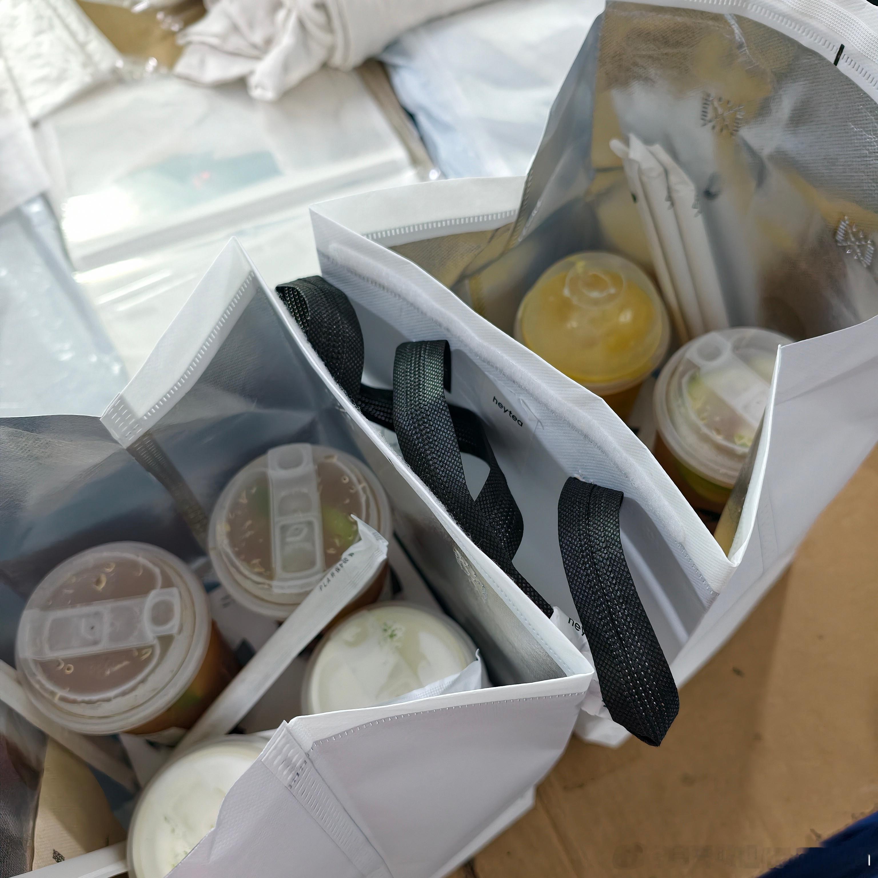 还好活动一年也就两次，要不然真的干不动了。我负责给发货仓的下午茶送到，后勤搞好。