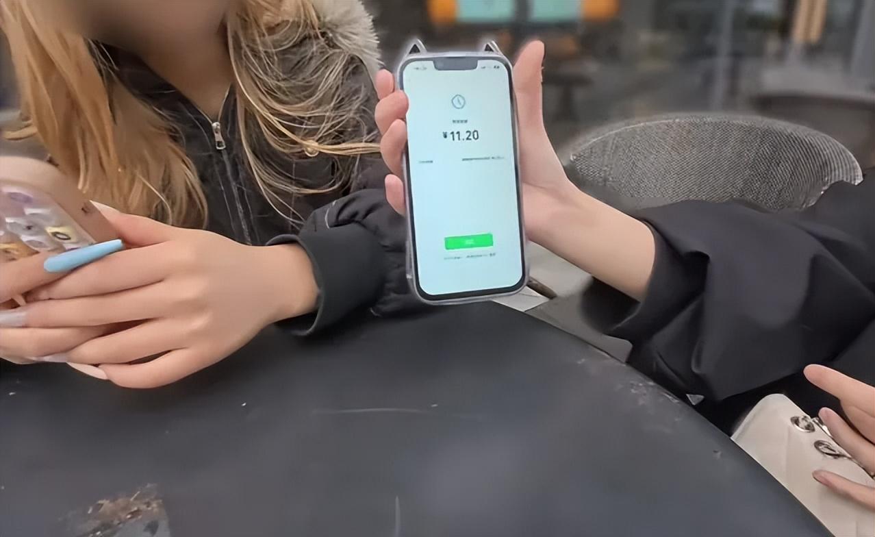 打开社交软件，随便刷几条动态，总能刷到这样的场景：一个头像清纯、语气温柔的账号，