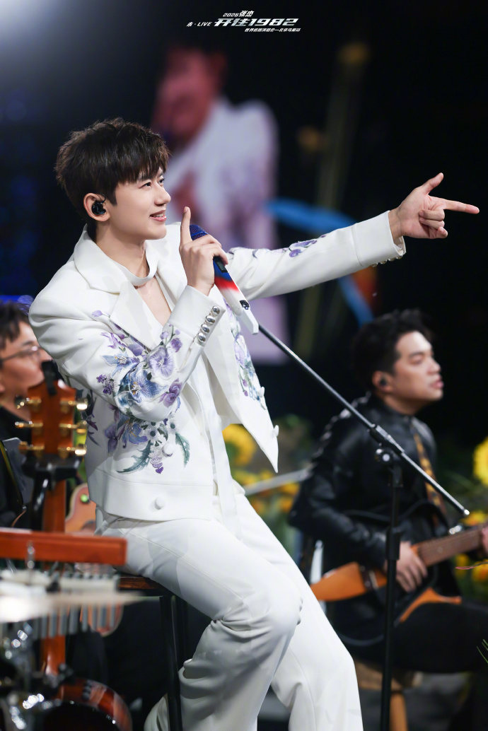 张杰站在华语乐坛舞美之巅别人开演唱会是唱歌带点灯光，张杰开演唱会是直接造了个异世