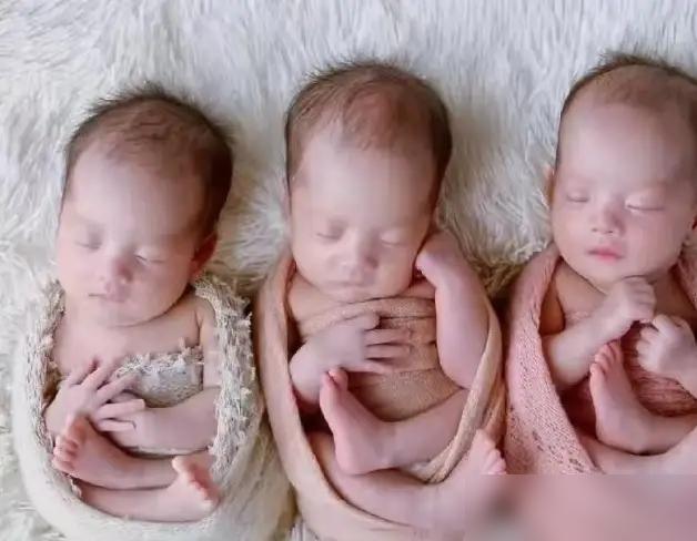 江西吉安市一女子孕检是3胞胎。分娩前，老公满心期待是2个女儿1个儿子，结果孩子生