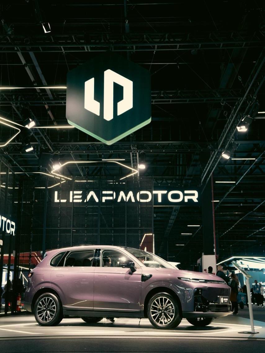 三车亮相巴西圣保罗车展，零跑要成为全球“最畅销”电动车企？
 
刚在2025年广