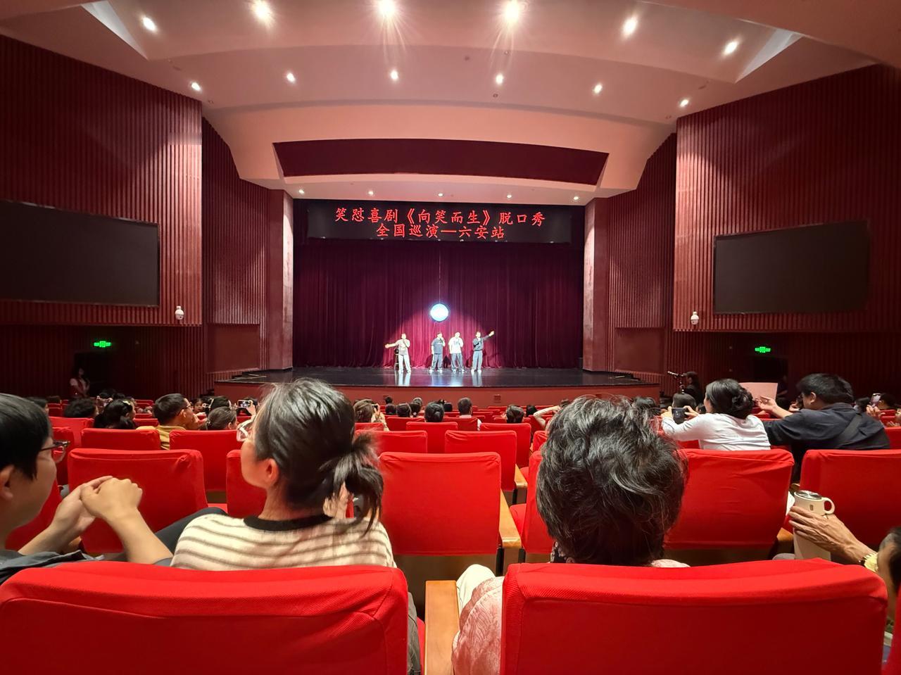 脱口秀成为女权的重要平台，成为讽刺催婚催嫁的重要平台，源于这样一种事实——随着教