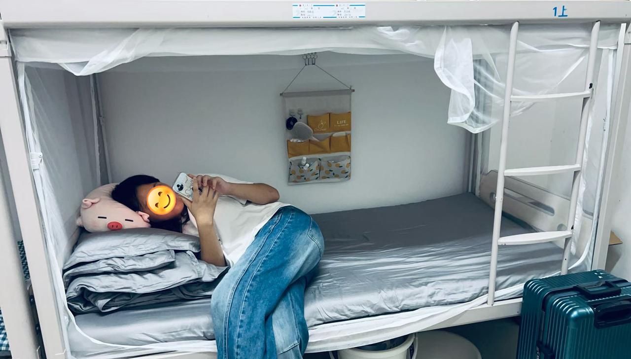 我的小女孩正式开启初中住校生活啦，她才12岁，个子就已经长到一米六了。从小捧在手