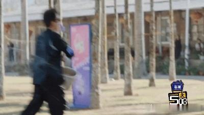 邓超被鹿晗任敏追着呲水任敏让鹿晗进攻邓超 任敏：鹿晗，进攻邓超！鹿晗：收到！于是