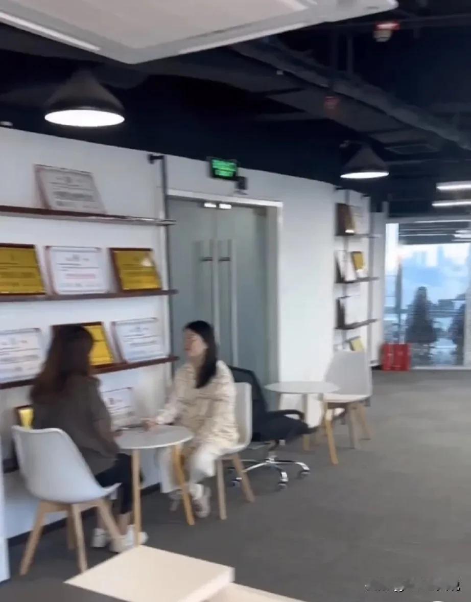 产品研发部92年的经理想招个35岁以下的高级别工程师，结果发现3-5年工作经验的