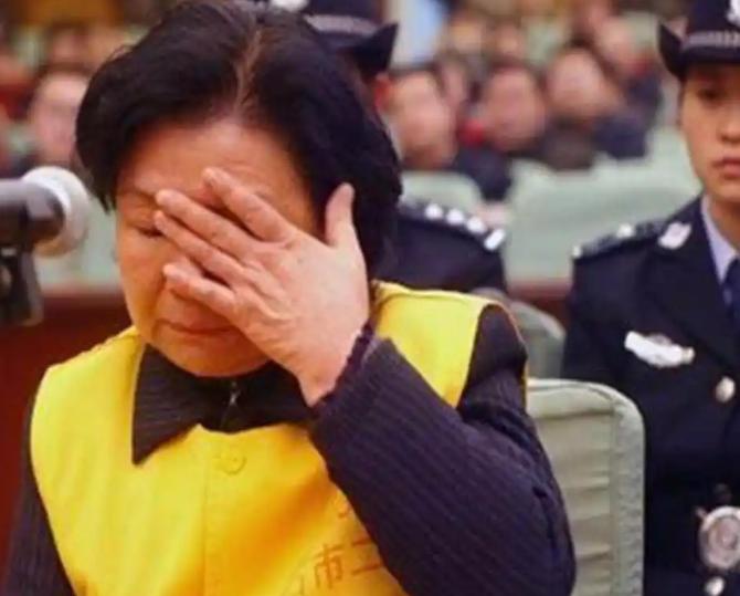 曾毒害30万婴儿的三鹿集团董事长，被判无期徒刑，因在监狱中“表现良好”，五年间就