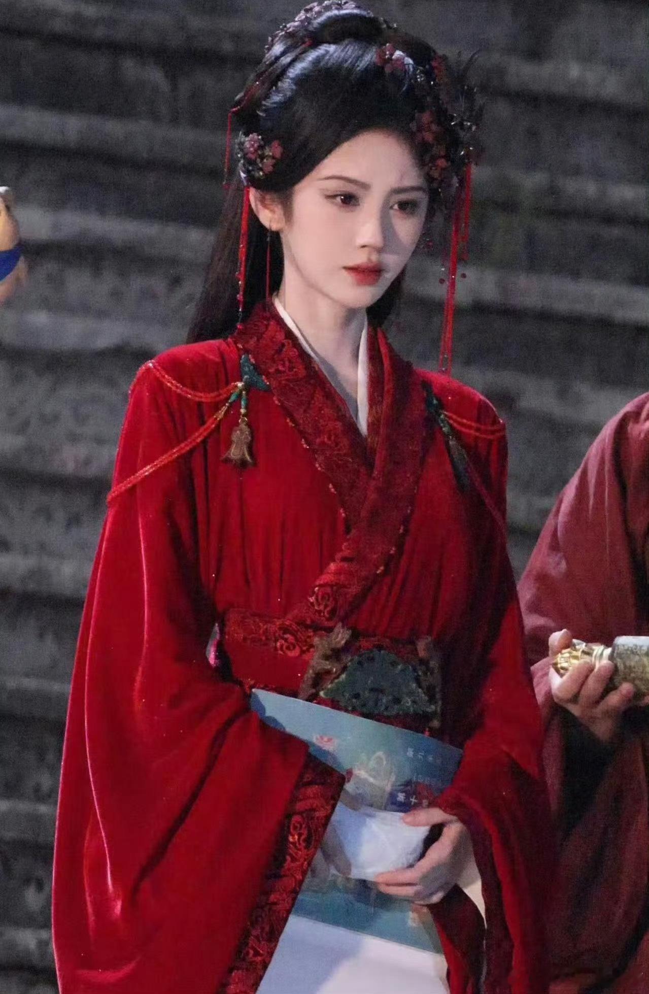 鞠婧祎万花世界红衣国师造型这气质是真的没得说 不愧是鞠婧祎 