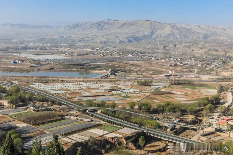 先把铁路建成，比啥都强。
都什么年代了连铁路都没有，怎么发展起来。
甘肃省的临洮