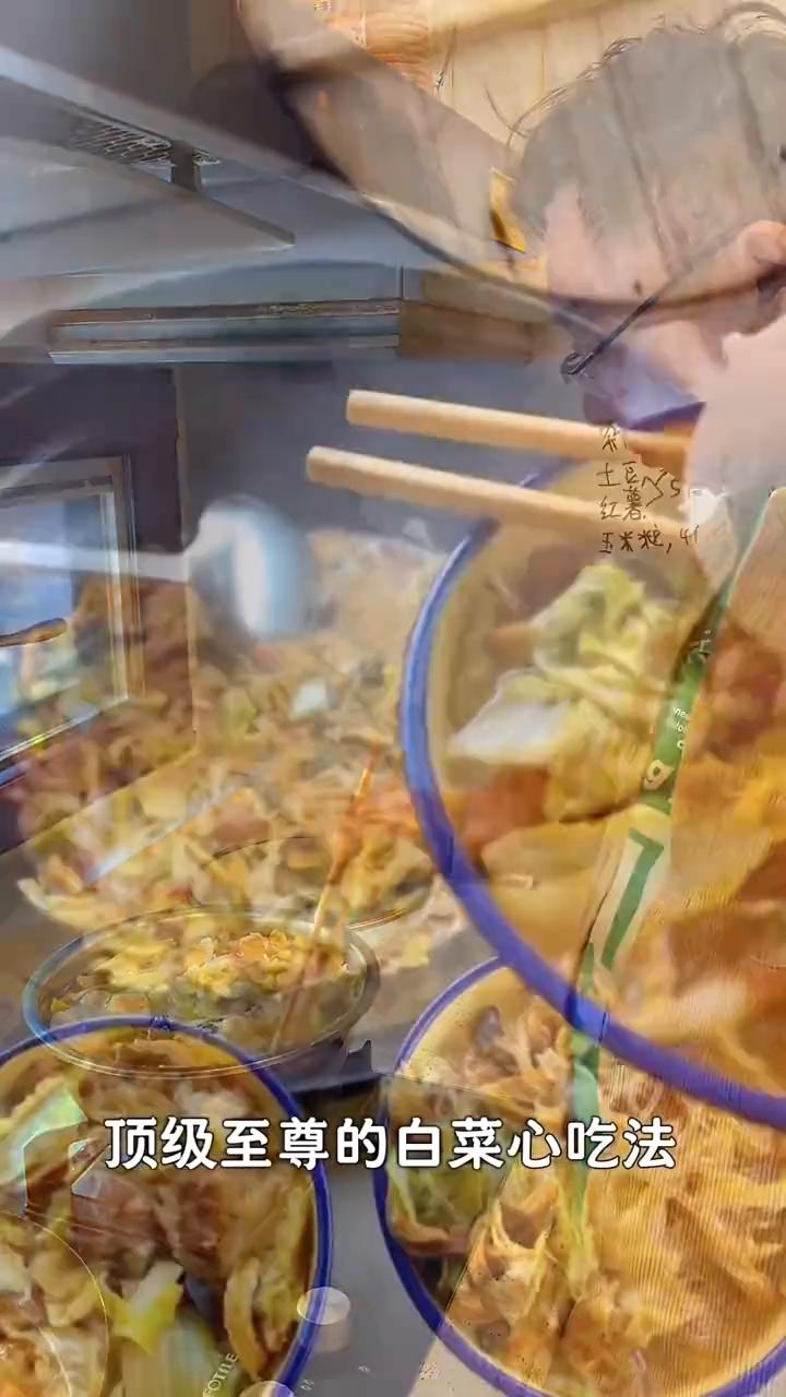 这个顶级至尊的白菜心吃法。
·拿猪耳朵、猪口条切成细丝，白菜心也切细丝。
·加盐