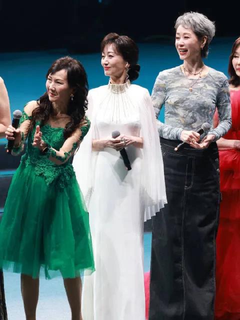 时光流转，姐妹情谊依旧如歌般深沉。