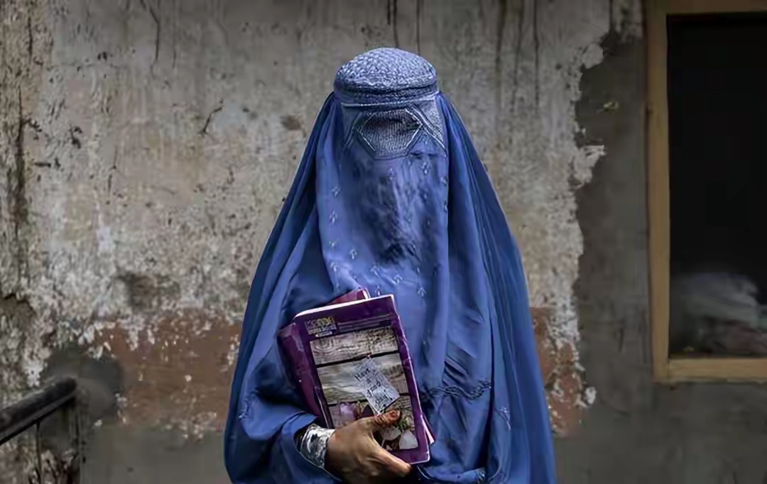 阿富汗女性唯一的价值，可能就剩下照顾家庭和生育了，毫无尊严可言。就像美国知名演员