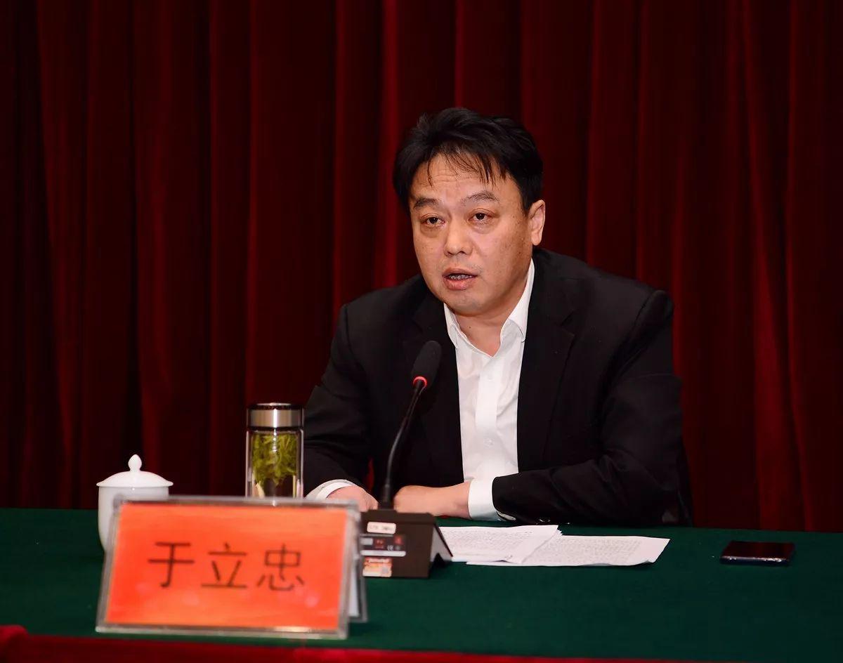 前脚还在给出征新赛季苏超的南通队授旗，勉励队员争取好成绩，后脚接着被查落马。不到