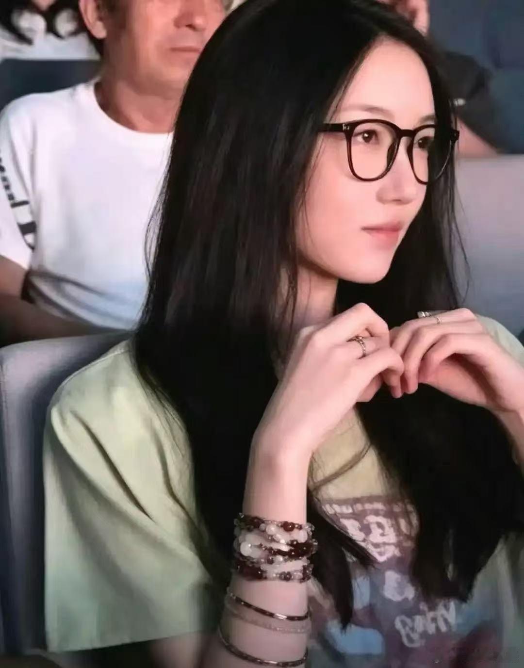 李嫣放暑假回国李嫣放暑假回国参加嫣然基金活动！李嫣参加嫣然基金活动