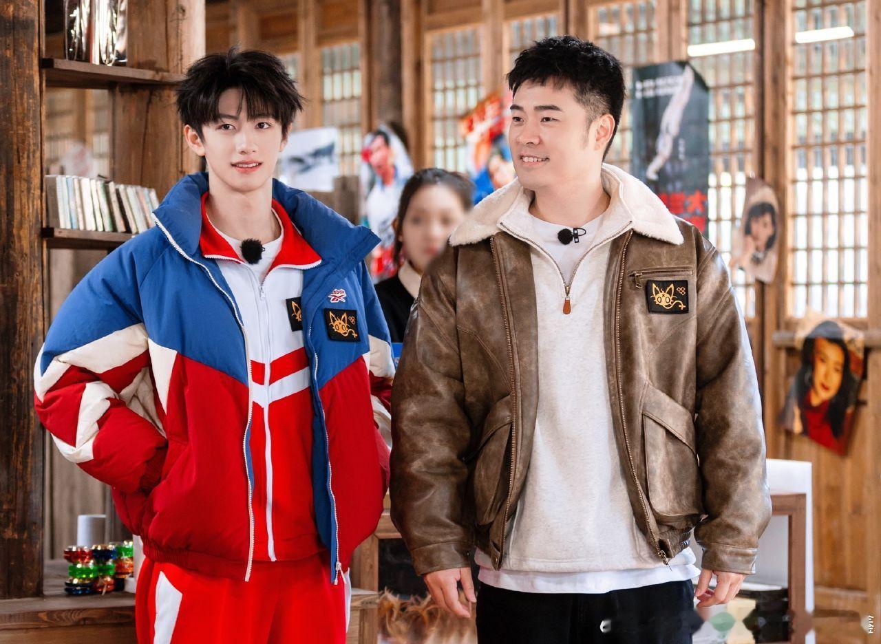 朱志鑫盒子里的猫plog朱志鑫小时候很喜欢看陈赫演的爱情公寓！ 朱志鑫小时候很喜