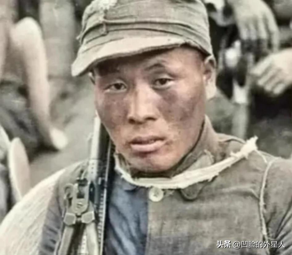 1945年5月，机枪手曾岳峰因伤掉队，没想到，他遇到100名日军正在吃饭！他立马