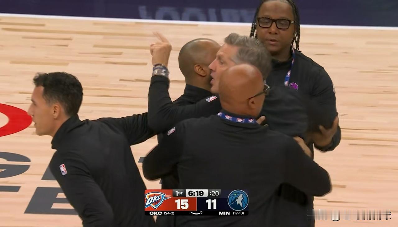 森林狼主帅芬奇真是彻底的怒了！在今天森林狼主场迎战雷霆的焦点战中，当时比赛进行到