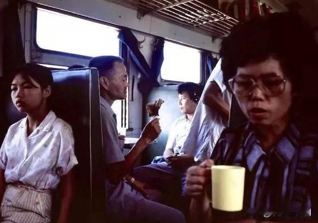 2000年，开往襄樊的474次列车上，一位姑娘在车厢连接处泡方便面，突遭3名男子