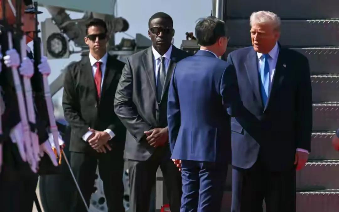 10月29日，韩国首尔机场的21响礼炮声中，特朗普拖着蹒跚步履走下空军一号，那场